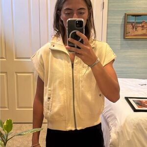 We the Free women’s cream colored sleeveless jacket